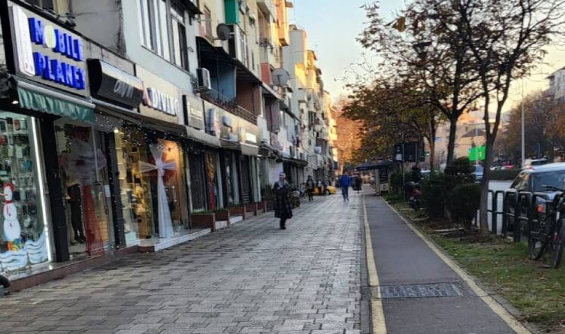 JEPET ME QERA DYQAN BUZE RRUGES KRYESORE 42M2 1000 EURO TE 21 DHJETORI