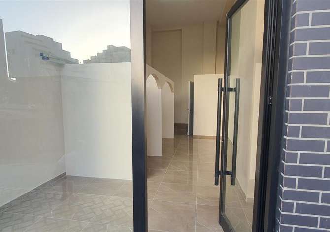 Ambient biznesi me qera 3+1 ne Tirane - 450 Euro