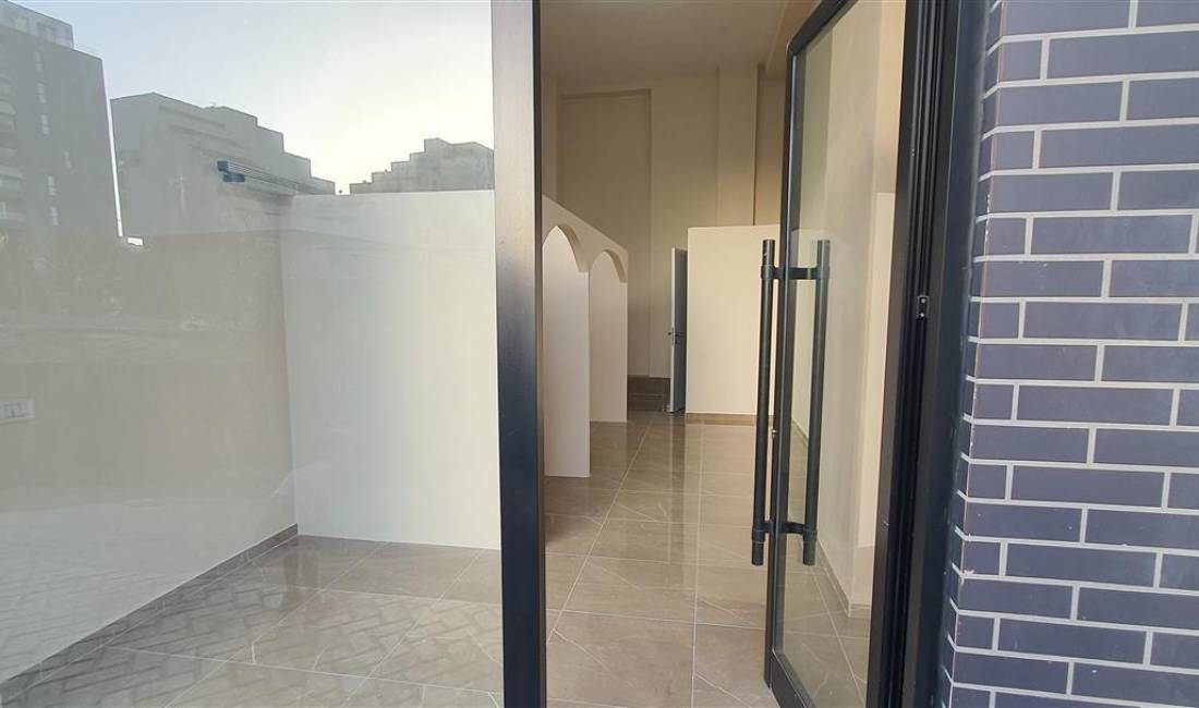 JEPET ME QERA  AMBJENT BUZE RRUGE 34M2 450 EURO FARMACIA 10