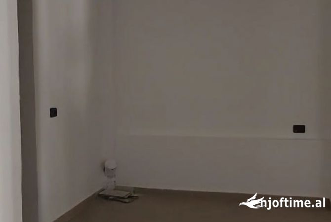 Ambiente Commerciale in Affitto 1+1 a Tirana - 1,000 Euro
