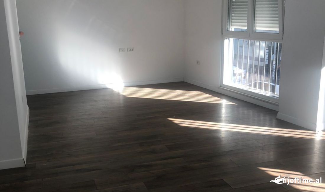 JEPET ME QERA ZYRE 2+1 800 EURO KOMUNA E PARISIT