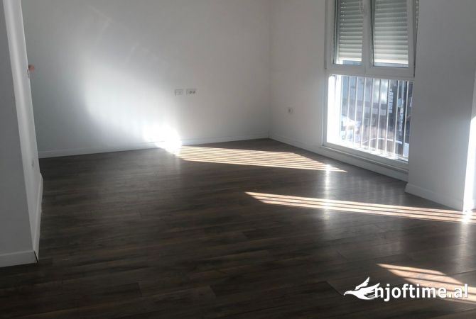 Ambiente Commerciale in Affitto 3+1 a Tirana - 800 Euro