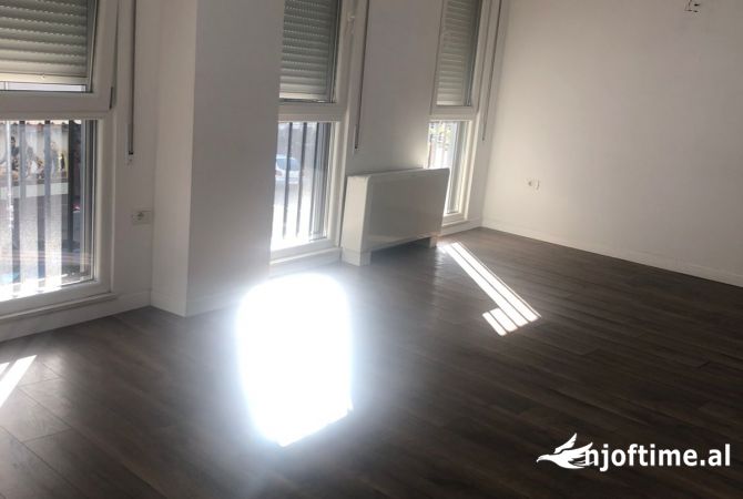 Ambiente Commerciale in Affitto 3+1 a Tirana - 800 Euro