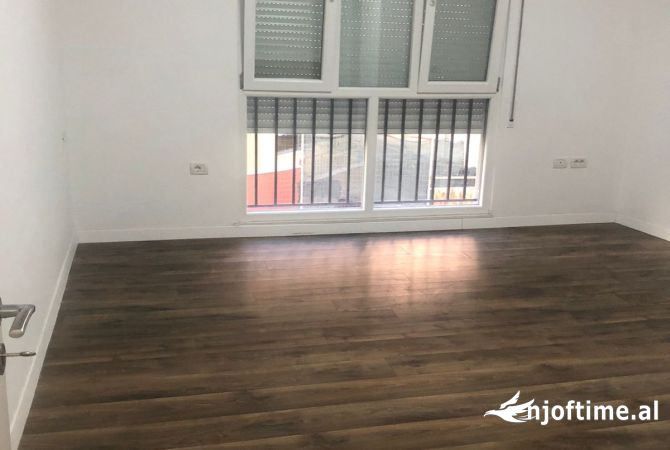 Ambiente Commerciale in Affitto 3+1 a Tirana - 800 Euro