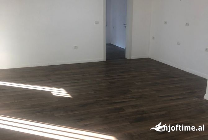 JEPET ME QERA ZYRE 2+1 800 EURO KOMUNA E PARISIT