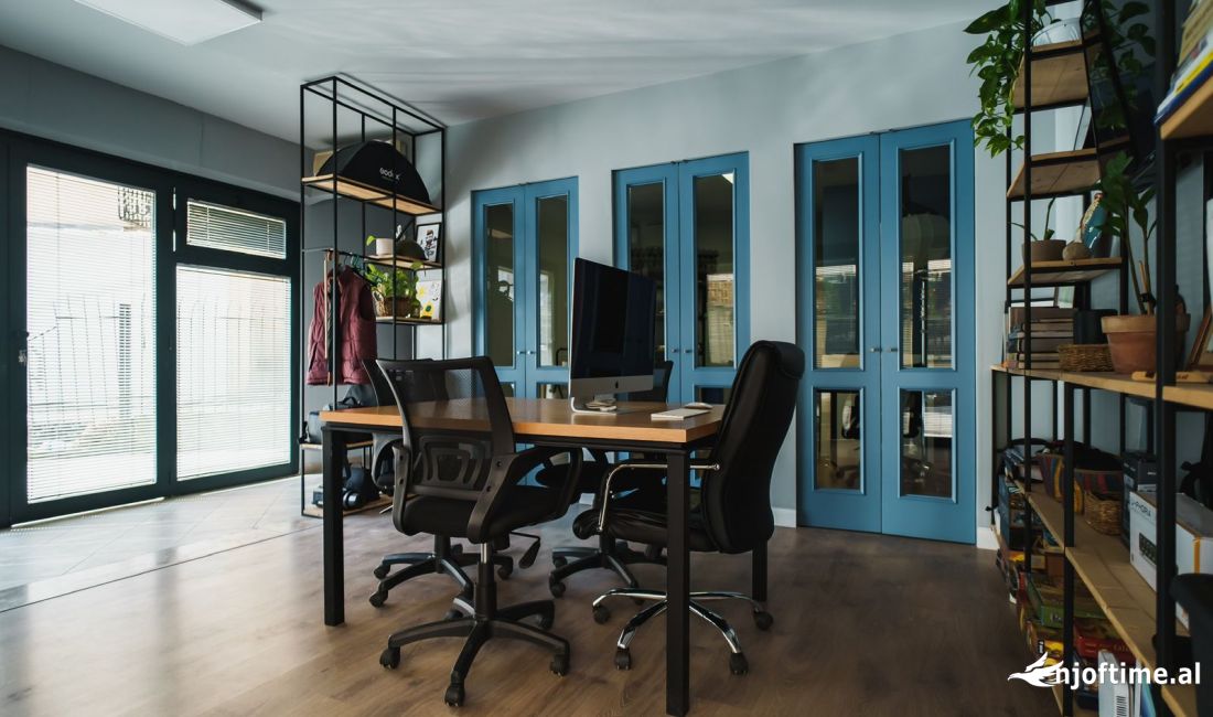 JEPET ME QERA ZYRE E MOBILUAR 60.000 LEKE  STADIUMI DINAMO