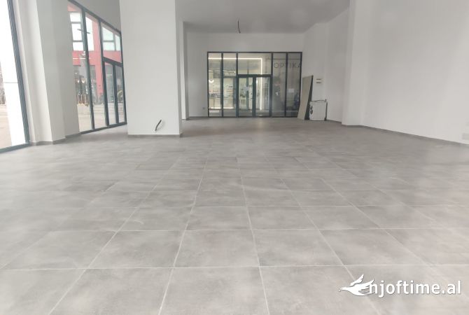 Ambiente Commerciale in Affitto 1+1 a Tirana - 5,000 Euro