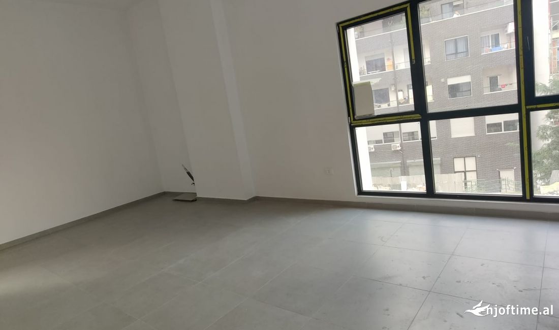 JEPET ME QERA ZYRE 300M2 1500 EURO RRUGA E DIBRES