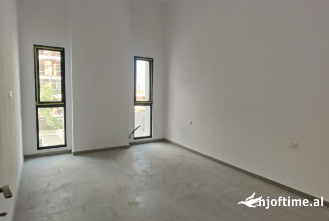 Ambiente Commerciale in Affitto 3+1 a Tirana - 1,500 Euro