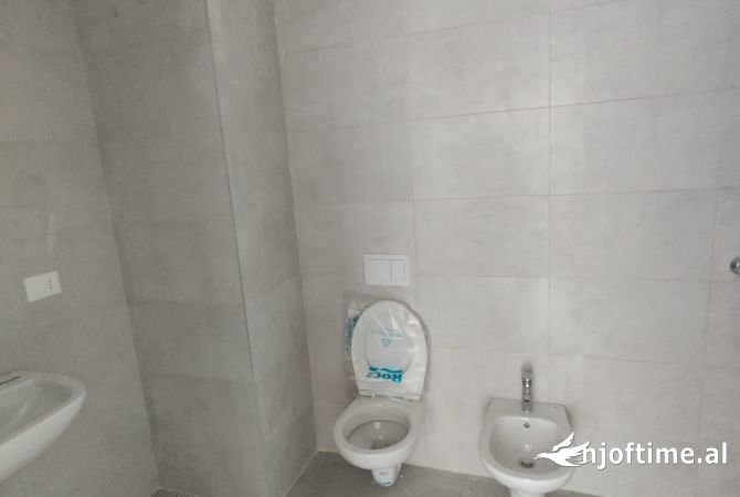 Ambiente Commerciale in Affitto 3+1 a Tirana - 1,500 Euro