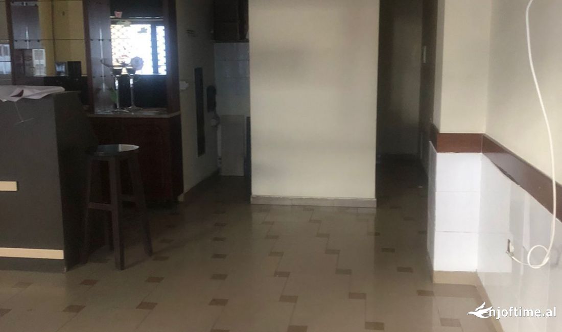 JEPET ME QERA AMBJENT 50M2 450 EURO AMBASADA AMERIKANE