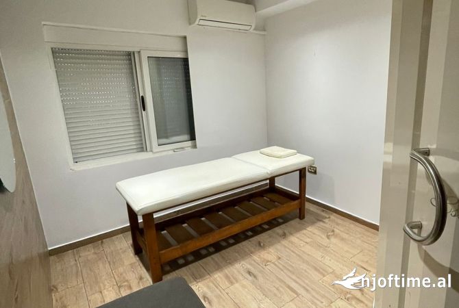 Ambiente Commerciale in Affitto 3+1 a Tirana - 1,500 Euro