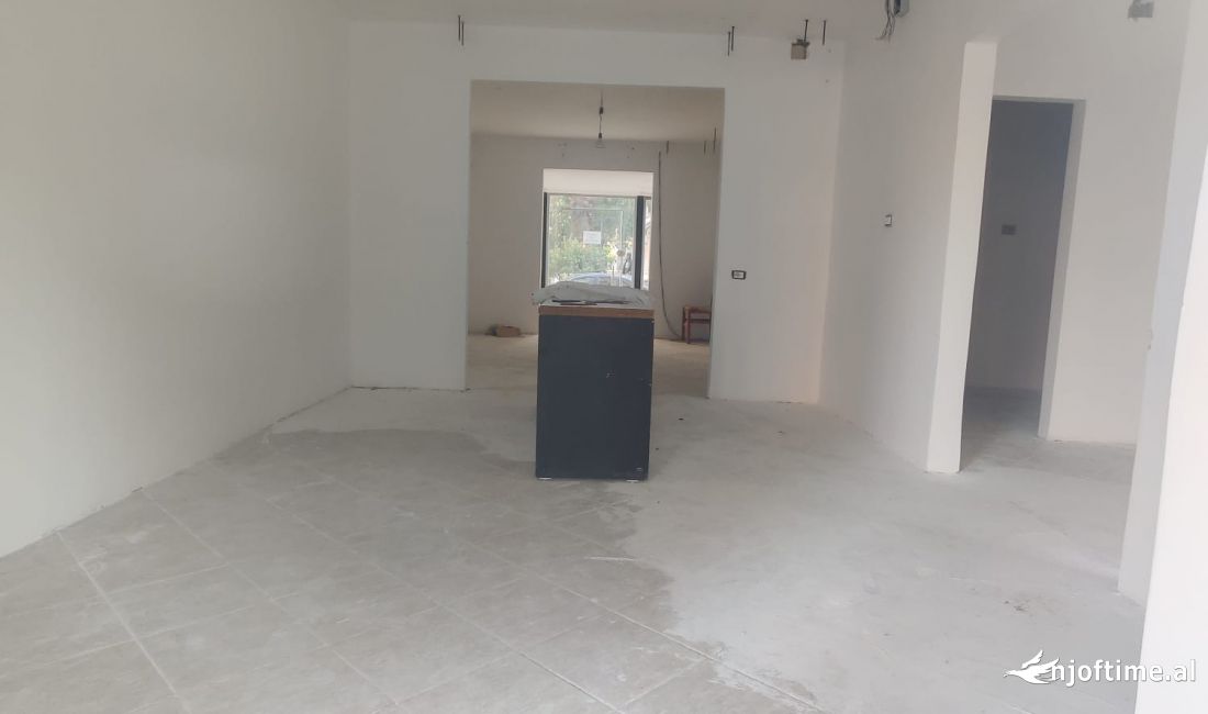 JEPET ME QERA AMBJENT BIZNESI 100M2 3000 EURO PALLATI ME SHIGJETA