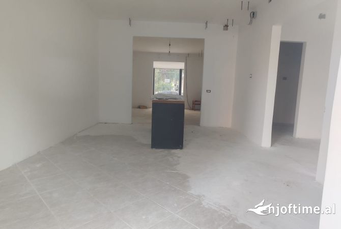 Ambiente Commerciale in Affitto 1+1 a Tirana - 3,000 Euro