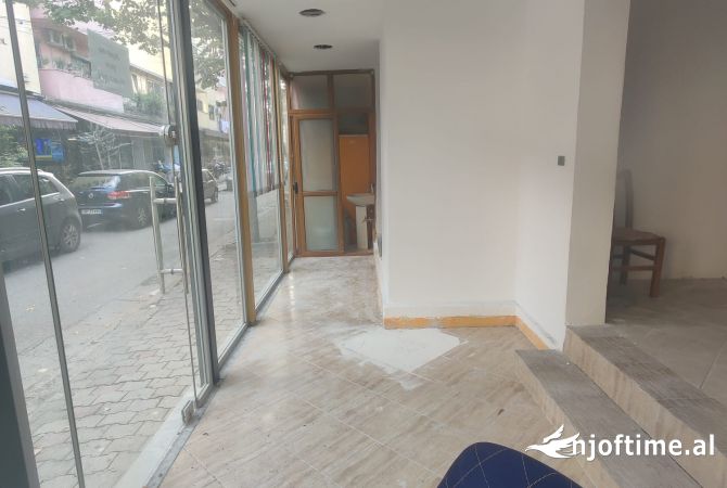Ambiente Commerciale in Affitto 1+1 a Tirana - 3,000 Euro