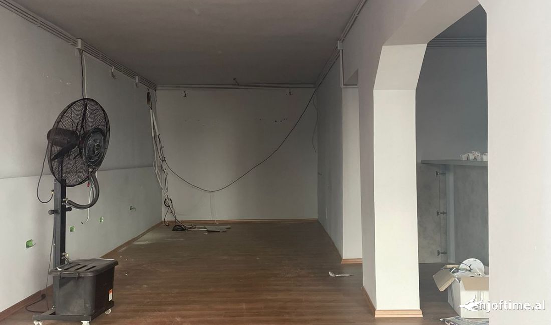 JEPET ME QERA AMBJENT 65M2+ VERANDE 1000 EURO SHESHI WILLSON