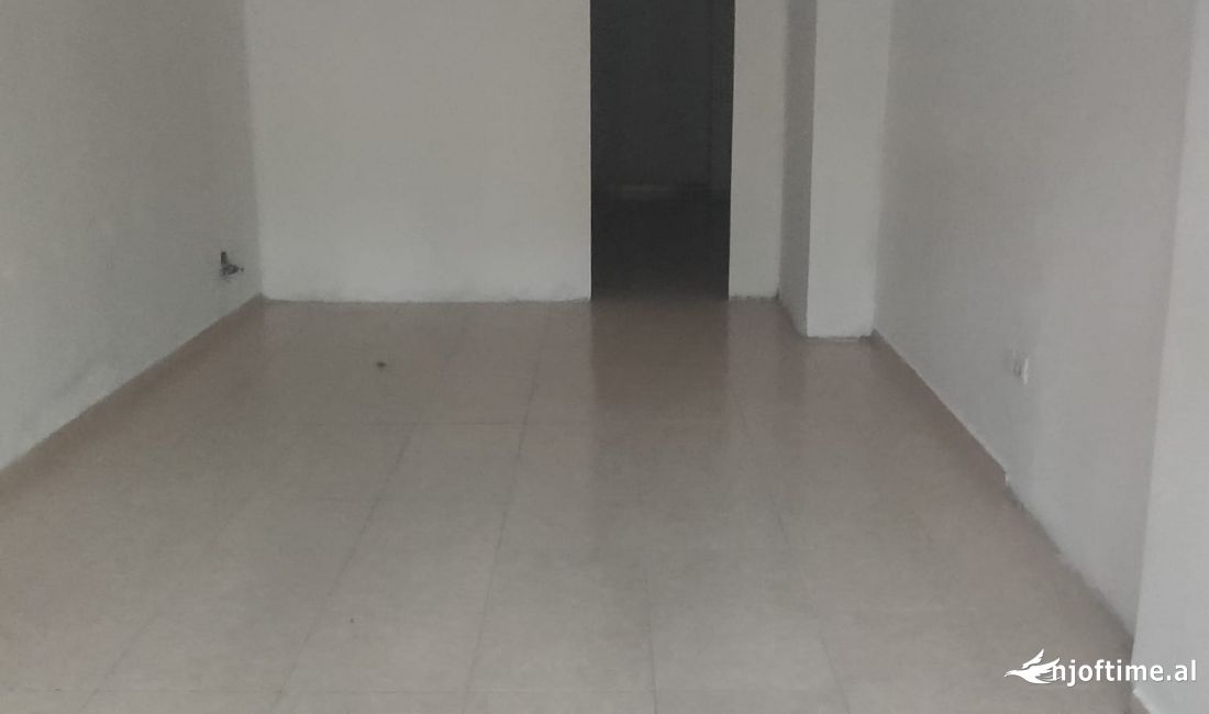 JEPET ME QERA  AMBJENT 54M2 700 EURO STACIONI I FUNDIT I TIRANES SE RE