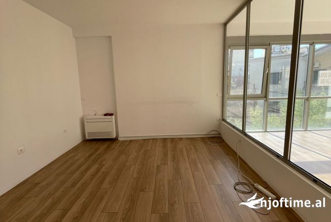Ambiente Commerciale in Affitto 3+1 a Tirana - 2,500 Euro