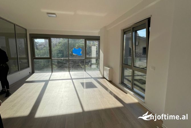 Ambiente Commerciale in Affitto 3+1 a Tirana - 2,500 Euro