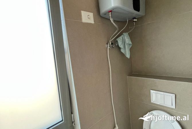 Ambiente Commerciale in Affitto 3+1 a Tirana - 2,500 Euro