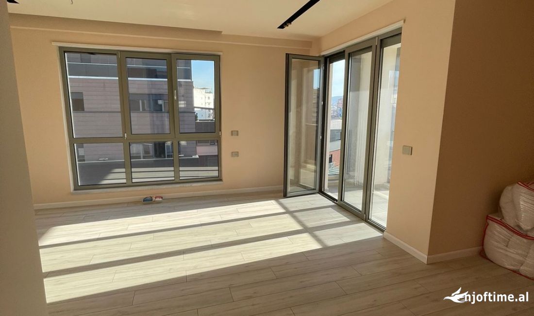 JEPET ME QERA ZYRE 115M2 1350 EURO RRUGA E KAVAJES