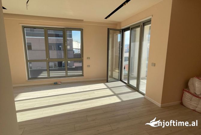 Ambiente Commerciale in Affitto 3+1 a Tirana - 1,350 Euro