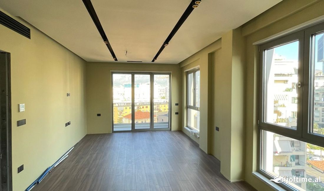 JEPET ME QERA ZYRE 130M2 1800 EURO RRUGA E KAVAJES