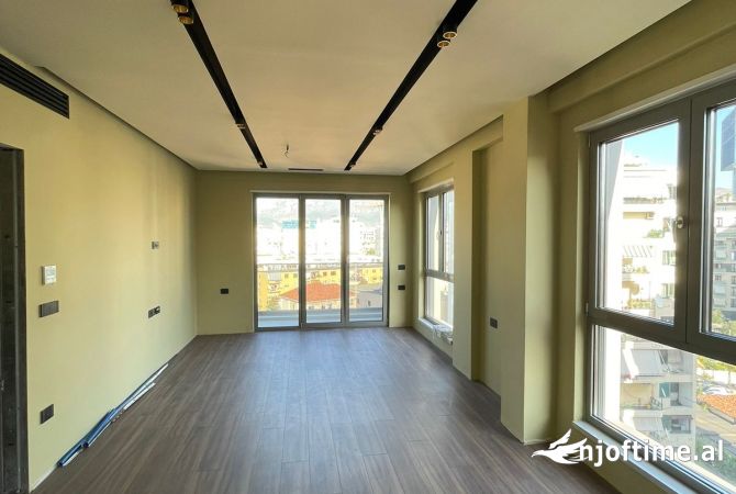 Ambiente Commerciale in Affitto 3+1 a Tirana - 1,800 Euro