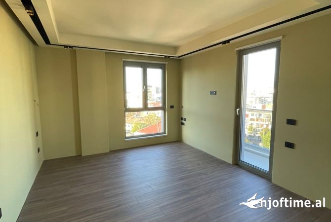 Ambiente Commerciale in Affitto 3+1 a Tirana - 1,800 Euro