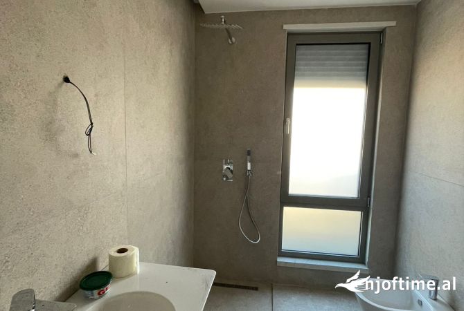 Ambiente Commerciale in Affitto 3+1 a Tirana - 1,800 Euro