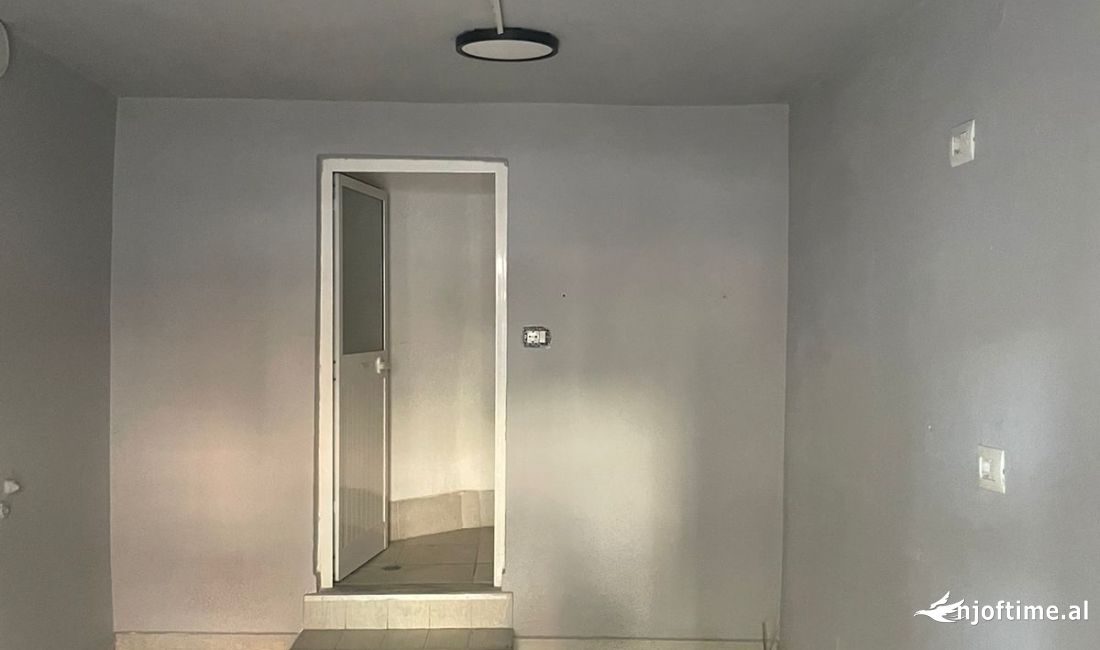 JEPET ME QERAQ DYQAN 15M2 400 EURO STACIONI I TRENIT