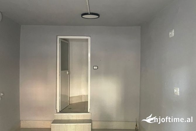 Ambiente Commerciale in Affitto 1+1 a Tirana - 400 Euro
