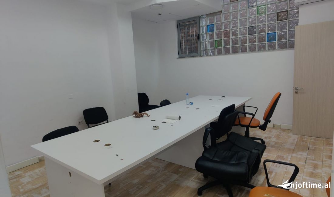 JEPET ME QERA ZYRE 200M2 250000 LEKE RRUGA E DIBRES