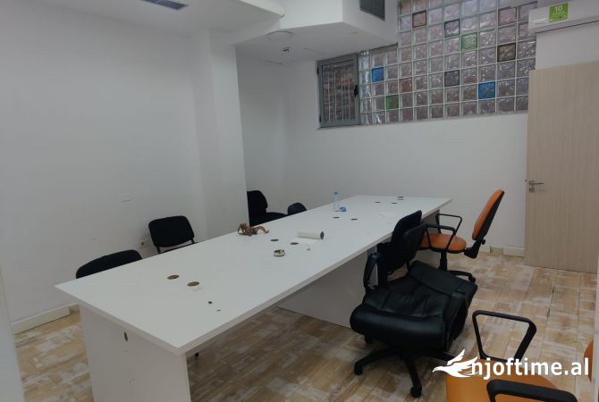 Ambiente Commerciale in Affitto 3+1 a Tirana - 250,000 Leke