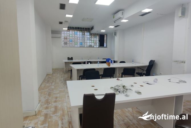 Ambiente Commerciale in Affitto 3+1 a Tirana - 250,000 Leke
