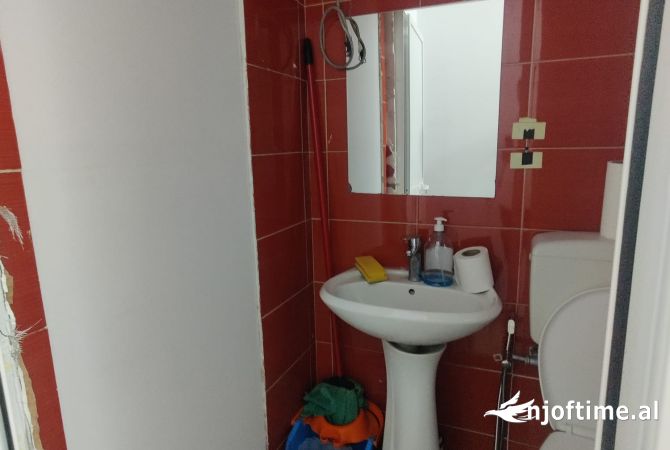 Ambiente Commerciale in Affitto 3+1 a Tirana - 250,000 Leke