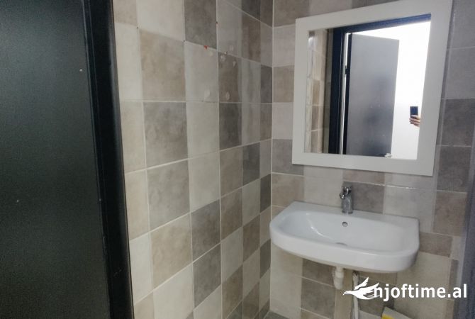 JEPET ME QERA ZYRE 200M2 250000 LEKE RRUGA E DIBRES