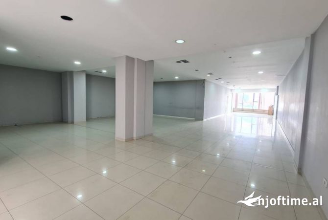 Ambiente Commerciale in Affitto 3+1 a Tirana - 2,500 Euro