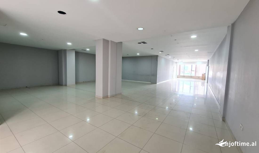 JEPET ME QERA ZYRE 412M2 2500 EURO ASTIR