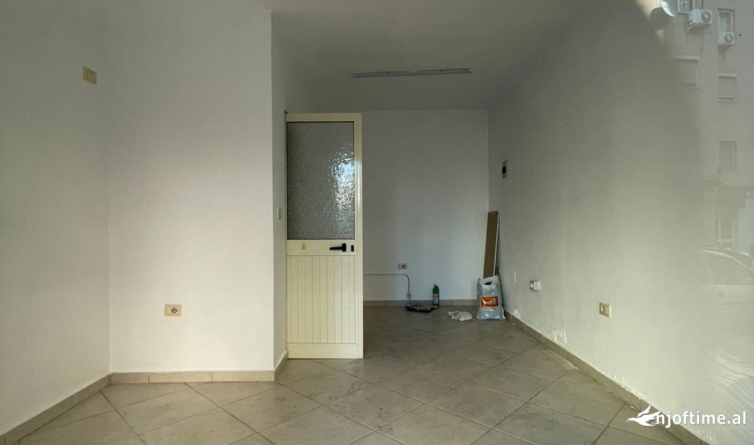 JEPET ME QERA DYQAN 20M2 300 EURO SAMI FRASHERI