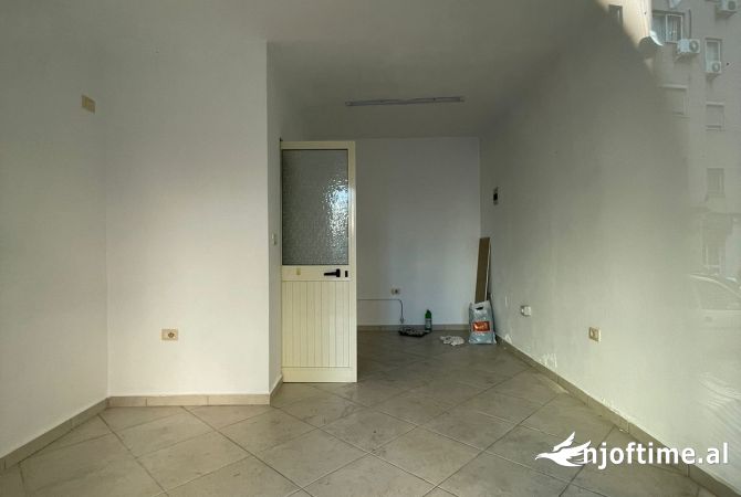Ambiente Commerciale in Affitto 1+1 a Tirana - 300 Euro