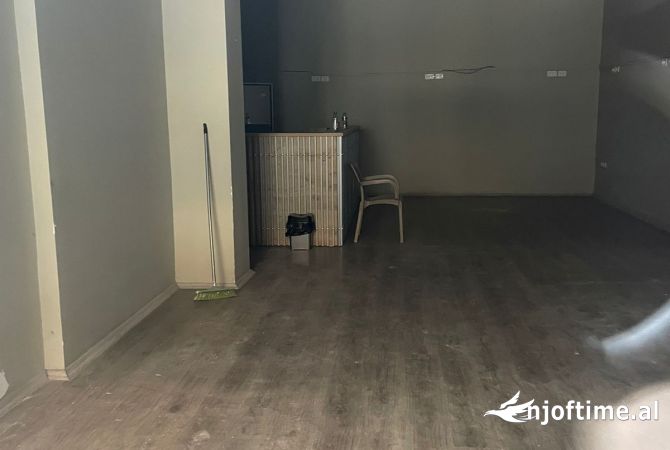 Ambiente Commerciale in Affitto 1+1 a Tirana - 700 Euro