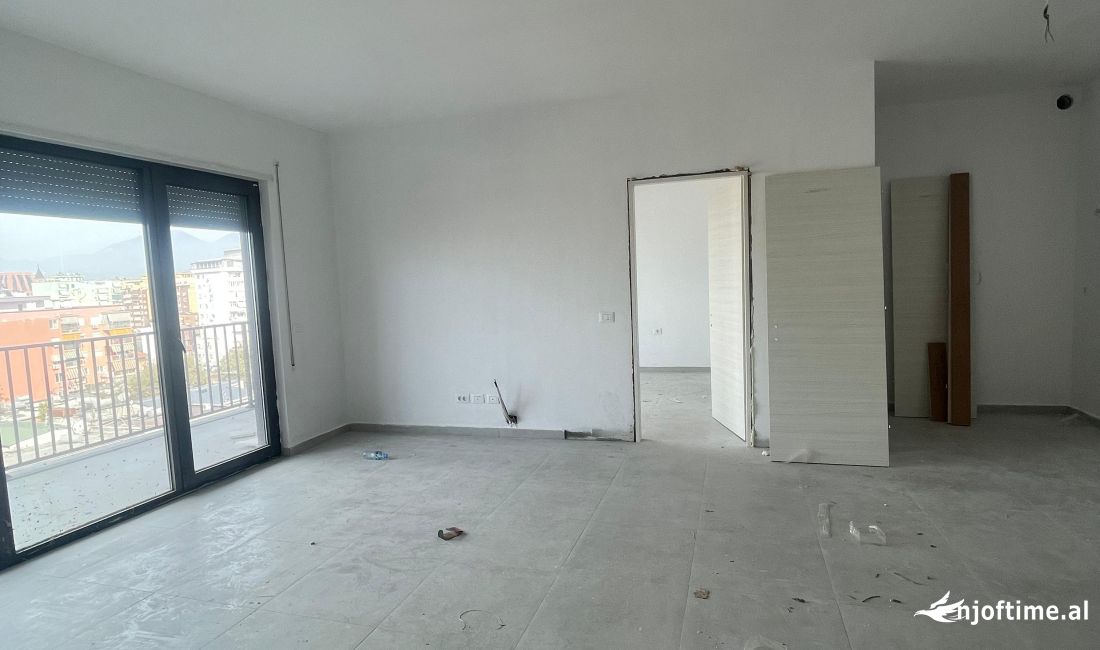 JEPET ME QERA  ZYRE 140M2 2000 EURO MYSLYM SHYRI