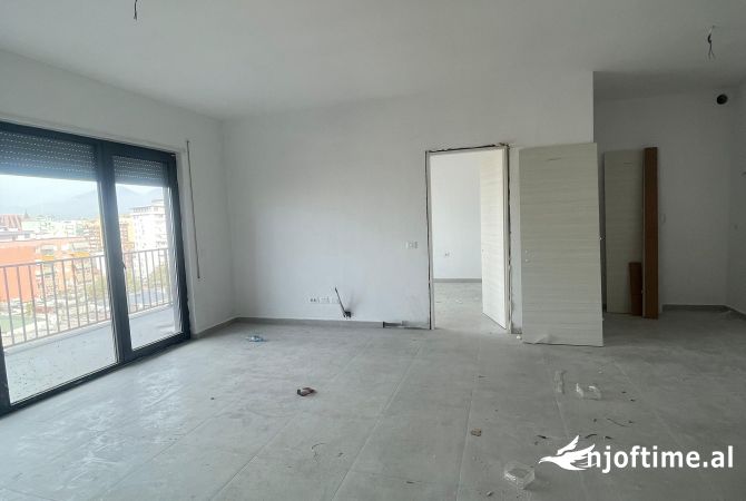 Ambiente Commerciale in Affitto 3+1 a Tirana - 2,000 Euro
