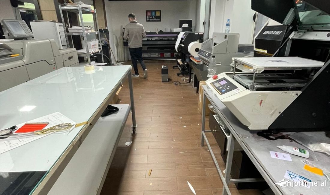 JEPET ME QERA AMBJENT BIZNESI 170M2  800 EURO LIQENI I THATE