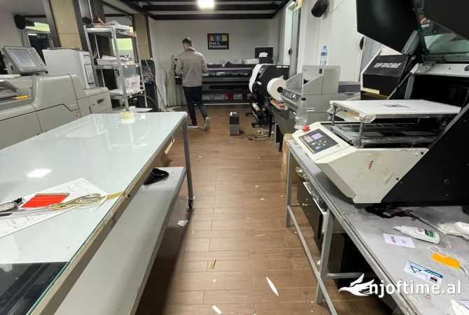 Ambiente Commerciale in Affitto 3+1 a Tirana - 800 Euro