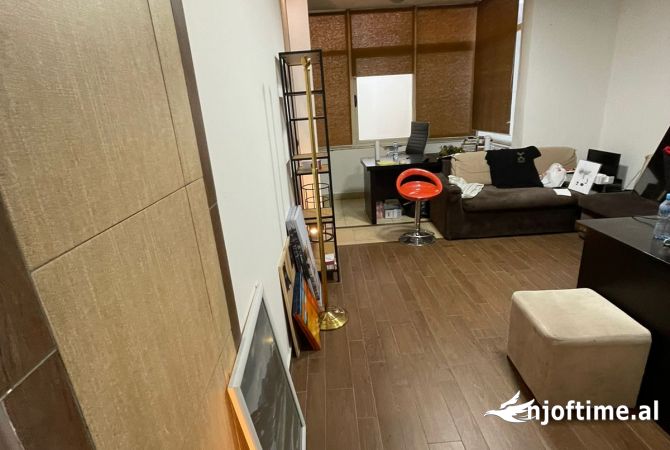 Ambiente Commerciale in Affitto 3+1 a Tirana - 800 Euro