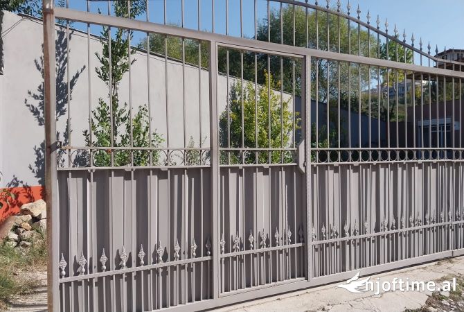 Ambiente Commerciale in Affitto 4+1 a Tirana - 400 Euro