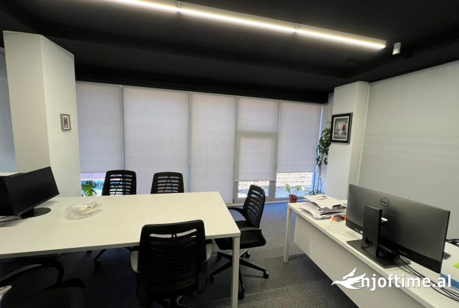 Ambiente Commerciale in Affitto 3+1 a Tirana - 1,100 Euro
