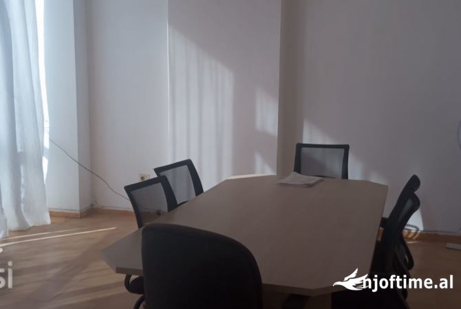Ambiente Commerciale in Affitto 3+1 a Tirana - 360 Euro